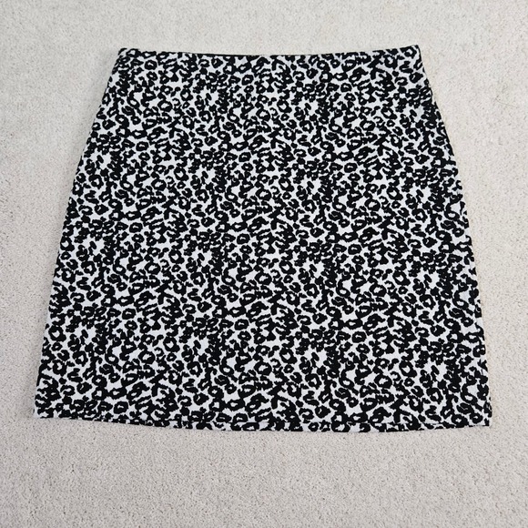 NWT's Women's Express Black White Animal Print Mini Skirt Classic Stretch Size M - Picture 1 of 6